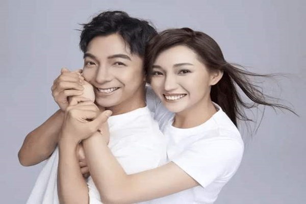 网红夫妻，言真夫妇到底有多有钱？(郑建鹏言真夫妇凭炫富走红)