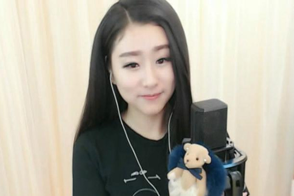 网络女主播：YY菲儿(被称为最干净的女主播！)